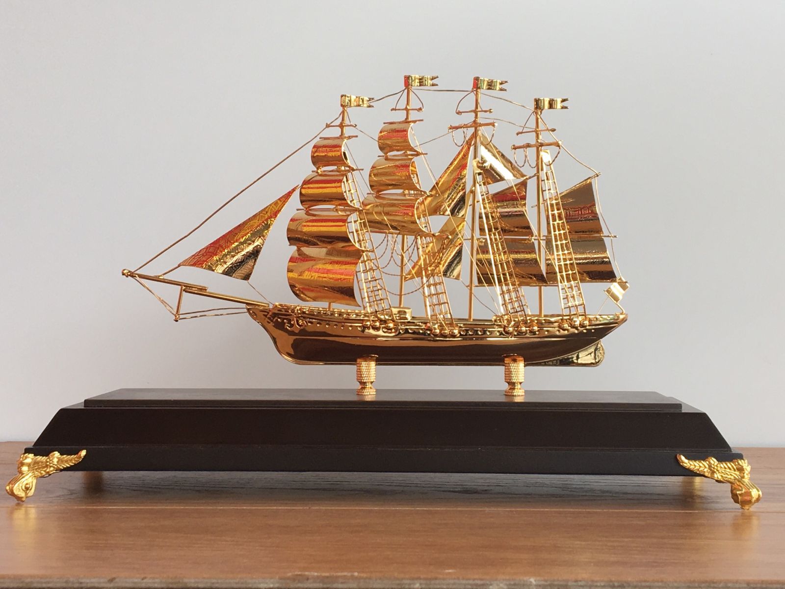 Mô hình dát vàng 24k - 03  có vẻ đẹp lấp lánh - sang trọng